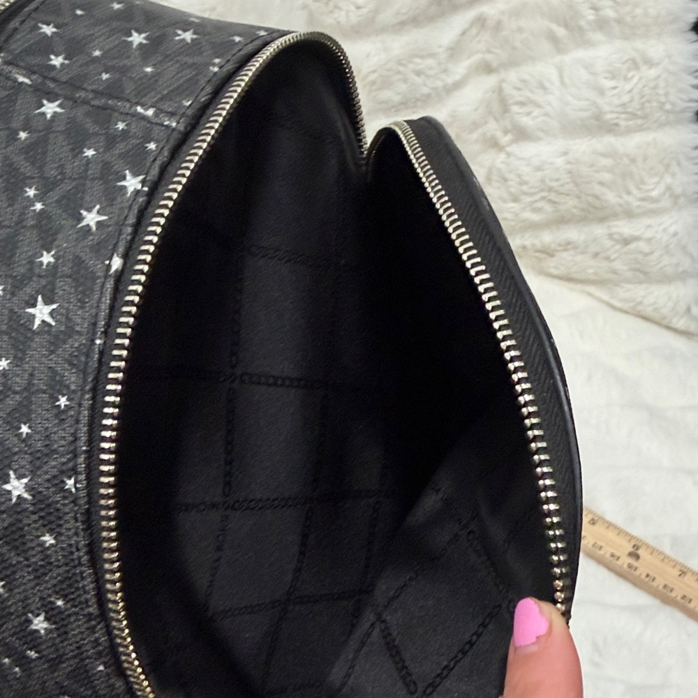 Black Star-Patterned Backpack - image 8